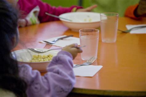 Oberts els ajuts econòmics per al menjador escolar de Terrassa