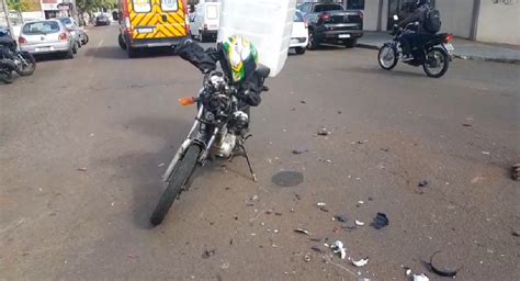 Motociclista tem suspeita de fratura na clavícula após sofrer acidente