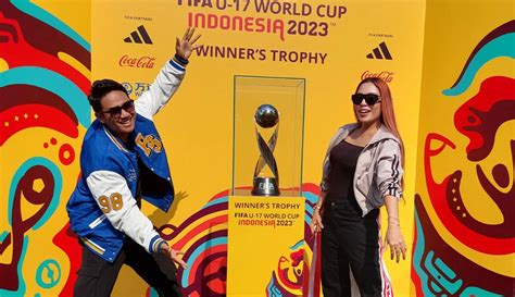 Foto Erick Thohir Dan Eri Cahyadi Semarakkan Trophy Experience Piala