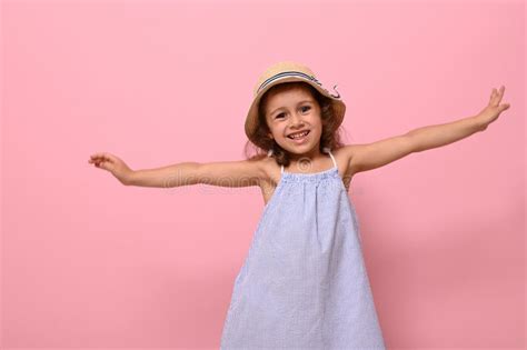 Belle Petite Fille En été Robe Bleue Et Chapeau De Paille Sourit En