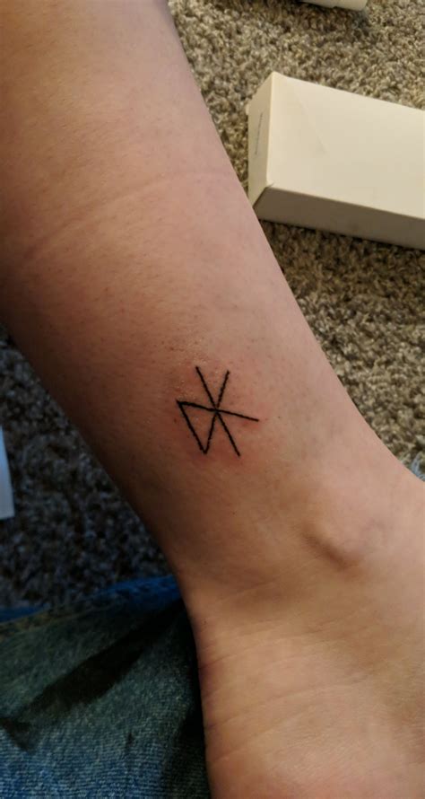 My first tat ! Minimalist dead Kennedys logo : r/sticknpokes