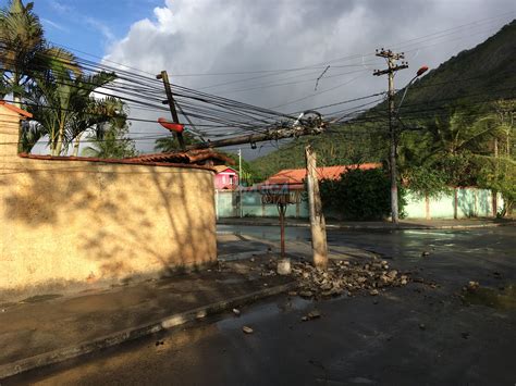 Vento forte derruba poste e deixa moradores sem luz em Itaipuaçu