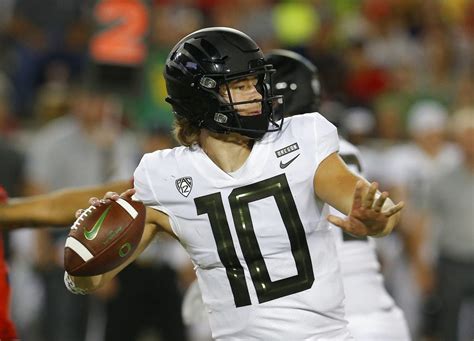 Oregon Ducks quarterback Justin Herbert starts, WR Dillon Mitchell ...