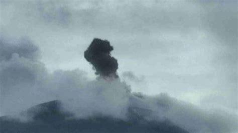 BREAKING NEWS Gunung Ile Lewotolok Erupsi Disertai Lontaran Lava Pijar