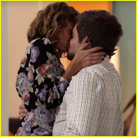 Haley & Andy Share Passionate Kiss on ‘Modern Family’ – Watch Now ...