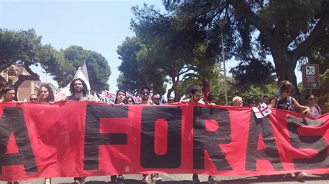 Migliaia In Corteo A Cagliari Contro L Occupazione Militare Della