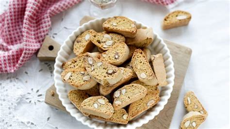 Cantucci La Ricetta Originale Dei Tipici Biscotti Toscani Alle Mandorle