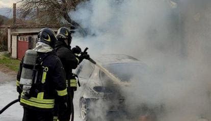 Auto A Fuoco Intervengono I Vigili Del Fuoco