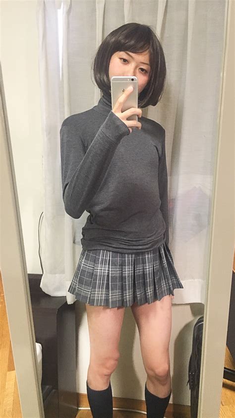 【18歳～20代女装娘エロ画像】制服ミニスカ姿でお尻を晒して純白下着をパンモロするエッチ過ぎる男の娘 たんちゃん 18歳～20代 素人