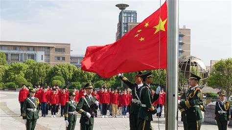 校团委举行升旗仪式纪念五四运动100周年