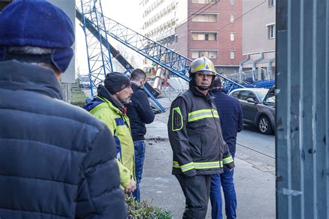 Una Gru Crolla A Torino Operai Morti Passanti Travolti Feriti