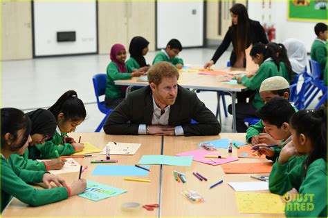 Prince Harry Follows In Mom Princess Dianas Footsteps With Hiv Charity