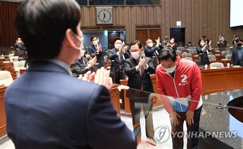 안철수 공동선대위원장 등에게 인사하는 오세훈 후보 연합뉴스