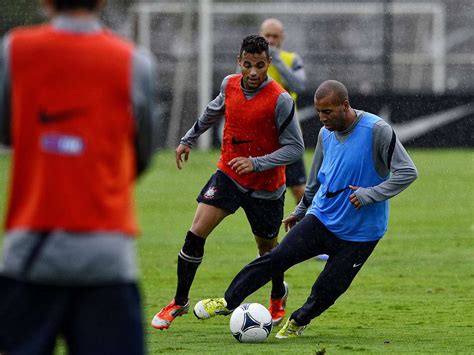 Sob Chuva Forte Corinthians Treina Bola Do Mundial