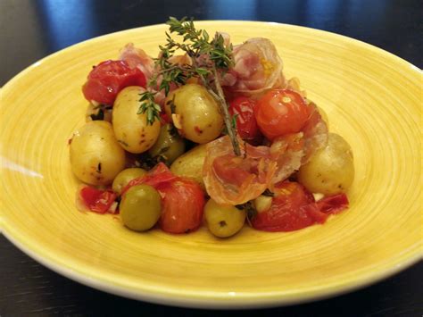 Pommes De Terre Grenaille Olives Tomates Cerises Et Pancetta