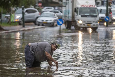 Watch Flash Floods Wreak Havoc In Central Israel The Times Of Israel