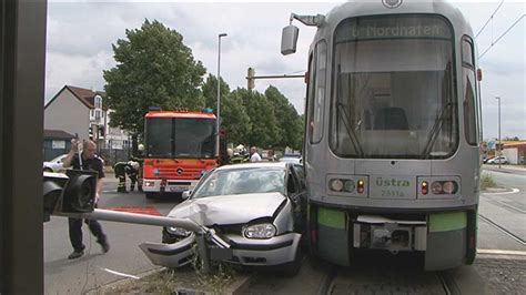 NonstopNews PKW übersieht beim Abbiegen herannahende Straßenbahn