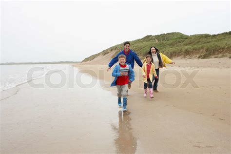 Gl Ckliche Familie Am Strand Stock Bild Colourbox