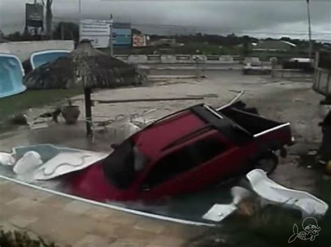 G1 Caminhão desgovernado invade loja de piscina em Fortaleza veja