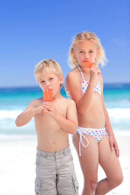 Hermano Y Hermana Comiendo Un Helado Foto Premium