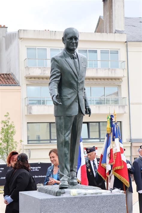 À La Roche sur Yon le dévoilement de la statue Jacques Chirac perturbé