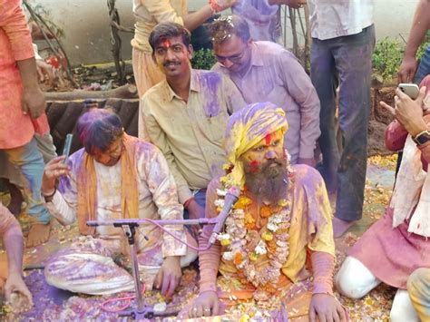 Devotees Played Holi Fiercely With Bundelkhand Peethadhishwar Congratulated Each Other By