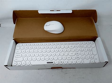 White Keyboard and Wireless Mouse - Dutch Goat