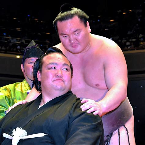 2019年9月、断髪式で元横綱稀勢の里（荒磯親方）をねぎらう白鵬。（2633）－横綱・白鵬の軌跡 横綱白鵬が引退の意向を固める：朝日新聞デジタル