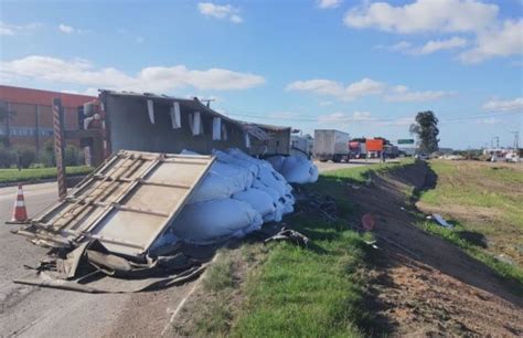 Carreta carregada adubo tomba na BR 116 em Camaquã