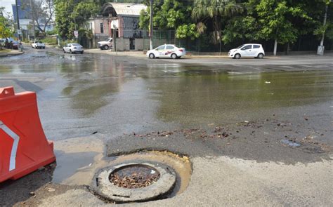 Tabasco Fuga de agua lleva más de un mes sobre el periférico de