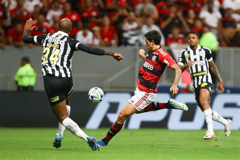 Santos vira sobre o Flamengo e abre cinco pontos do Z4 do Brasileirão