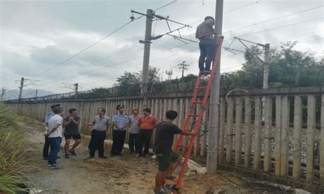 桂林市兴安县委政法委书记视察高铁“雪亮工程”建设工作