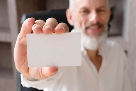 Hombre Borroso Sonriente Que Sostiene La Tarjeta De Visita Foto Premium