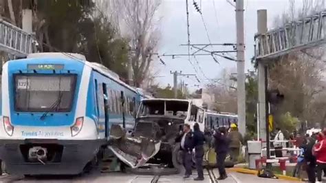 Video varios pasajeros lesionados por el choque de un tren y un camión