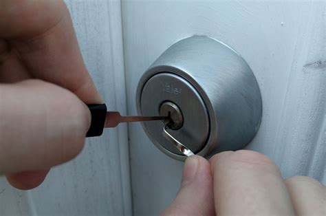 Lock Out Gain Entry Emergency Locksmiths Near You