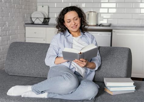 Mujer De Tiro Completo Leyendo En El Sof Foto Gratis