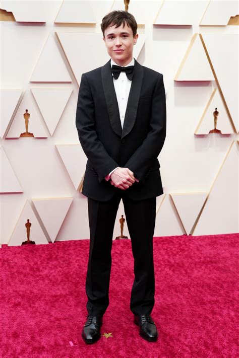 Elliot Page Looks Dapper as Ever on Oscars Red Carpet | Entertainment Tonight