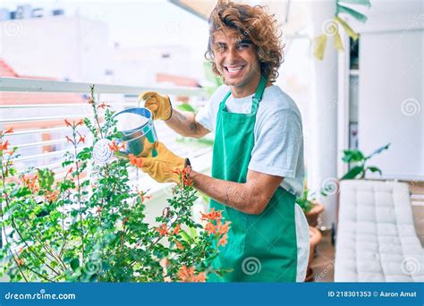 Joven Jardinero Hispano Sonriendo Feliz Cuidando Plantas Utilizando