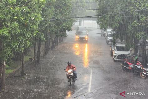 Selasa Hari Ini Surabaya Berpotensi Hujan Dengan Intensitas Ringan