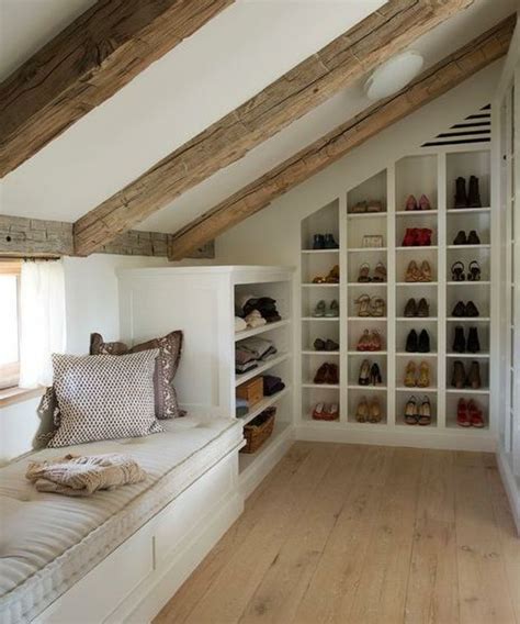 1001 idée pour un dressing sous pente gain de place Attic remodel