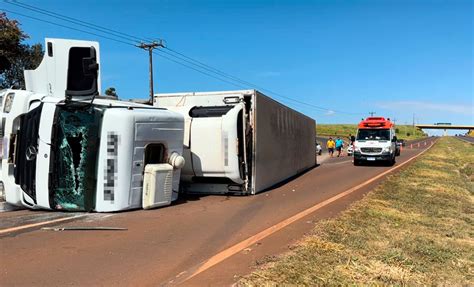 Mais uma carreta tomba no anel viário de Campo Mourão e deixa motorista