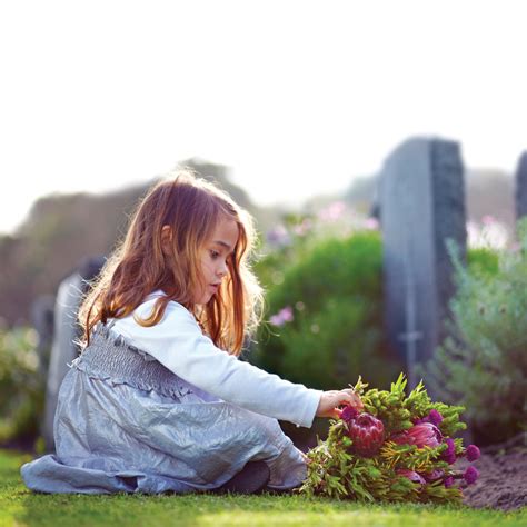 Préparer un enfant à vivre un deuil Pratico Pratiques