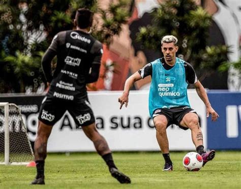 Mesmo Fora Dos Planos Do Corinthians Danilo Avelar Treina O Elenco