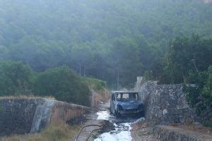 Asistido Un Hombre Tras Prenderse Fuego Su Coche En Una Zona Forestal