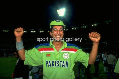 Wasim Akram Pakistan celebrates World Cup win MCG 1992 Images | Cricket Posters