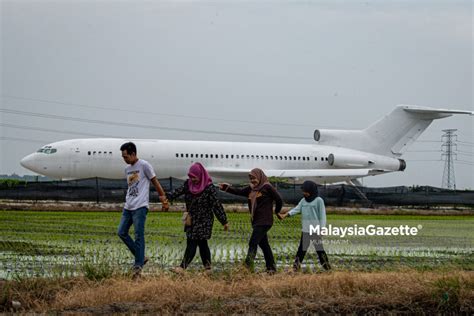 Terminal Boeing 727 Di Tengah Sawah