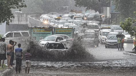 Monsoon की पहली बारिश में ही बेहाल हुई दिल्ली लगा भारी ट्रैफिक जाम