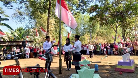 Petani Dan Nelayan Di Probolinggo Gelar Upacara Hut Ke Ri Di Kuburan