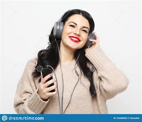 Mujer Morena Con Curvas Joven En Auriculares Que Escucha La M Sica