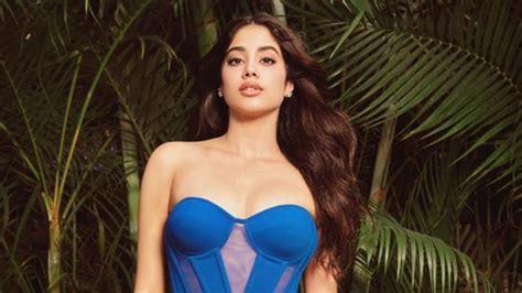 Jhanvi Kapoor Was Seen Escaping From The Camera Late At Night Wearing Such A Dress Became A